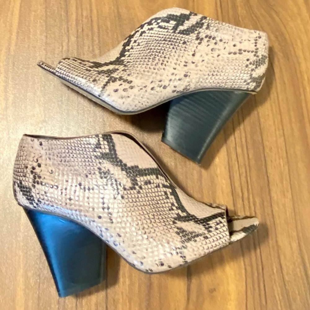 Vince Camuto Andrita Snakeskin Plunge Cut Stacked Heel Booties Size 8.5 - Picture 2 of 13